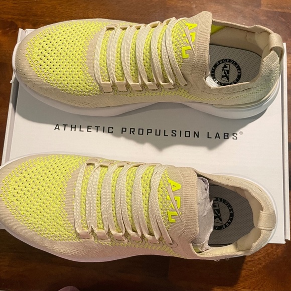 Women’s APL Techloom breeeze - Picture 1 of 5